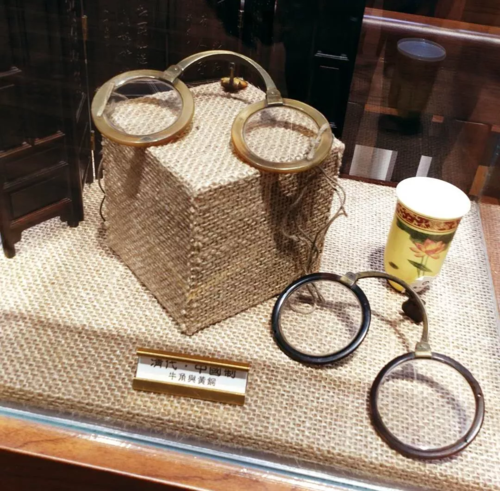 比如不过,在这个眼镜博物馆里关于眼镜发展的历史,李兆君总经理还说了